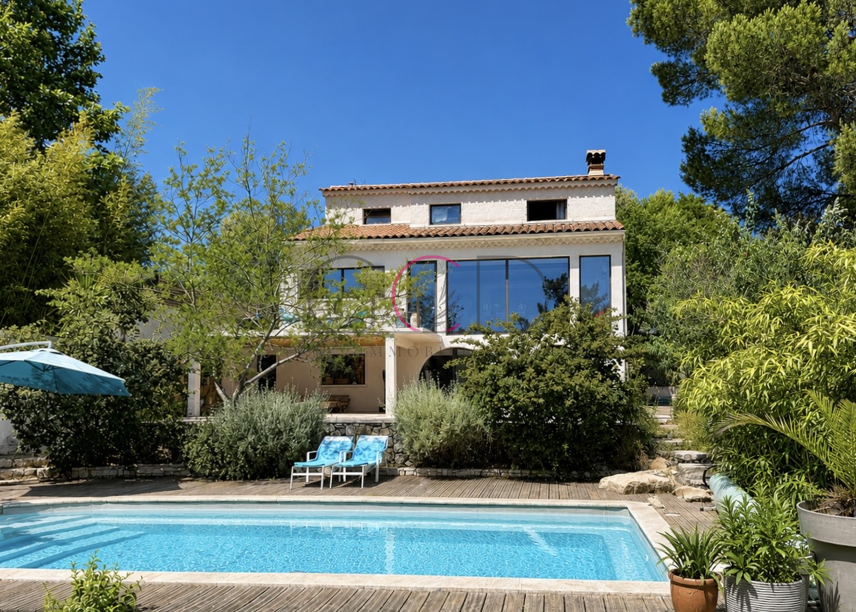 Villa d'exception de 220m2 avec piscine dans un écrin de ver